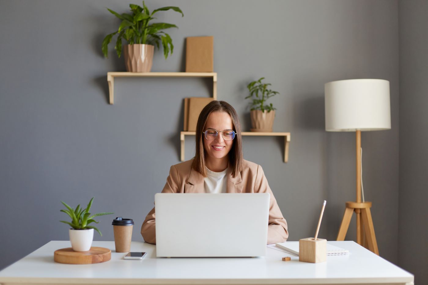 Decoração de home office: veja como organizar e personalizar o espaço